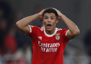 Alexander Bah i aktion for Benfica mod Portimonense