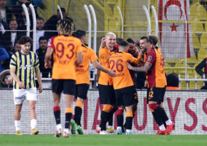 Galatasaray slog søndag fenerbahce i den tyrkiske liga - en sejr der er vigtig både i tabellen og i forhold til håneret i Istanbul.