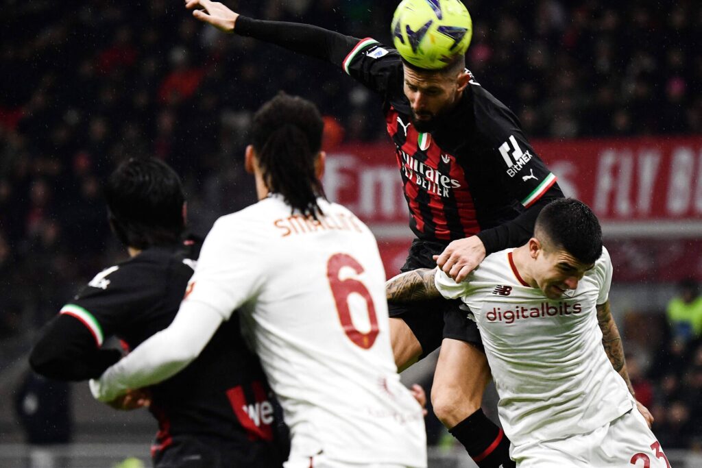 Med to scoringer i kampens døende minutter lykkedes det AS Roma at få et enkelt point i udekampen i Serie A mod AC Milan.