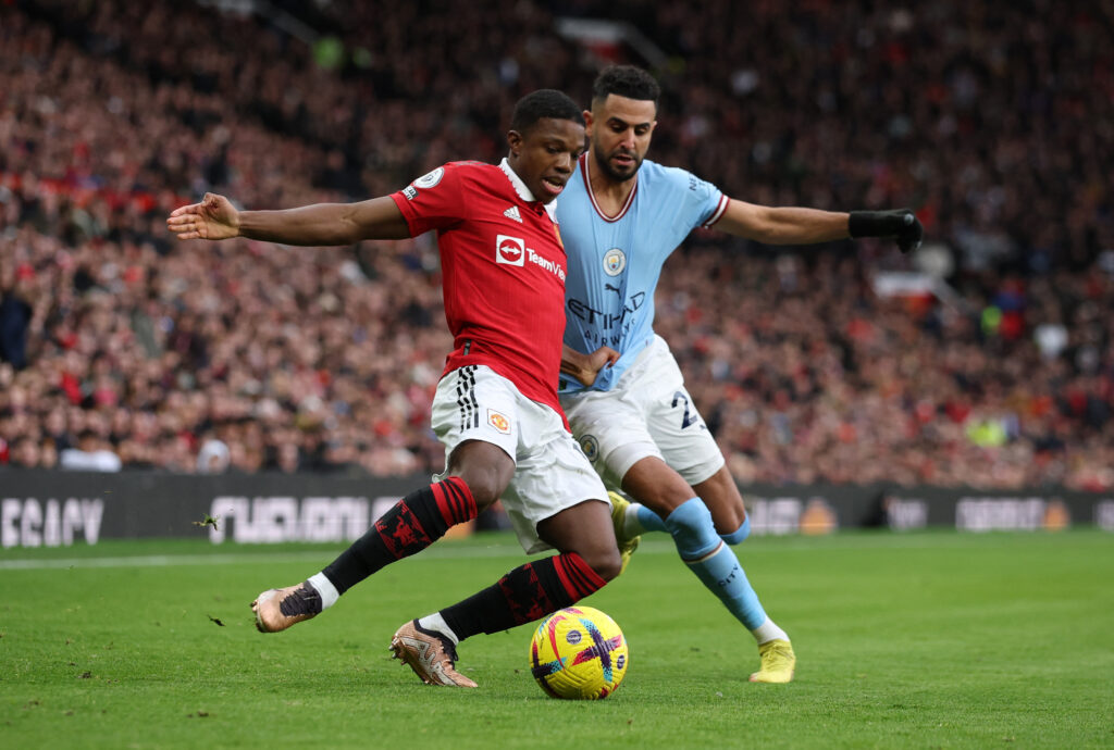 Manchester United og Manchester City mødes i Manchester-derbyet.