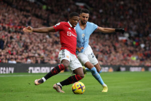 Manchester United og Manchester City mødes i Manchester-derbyet.