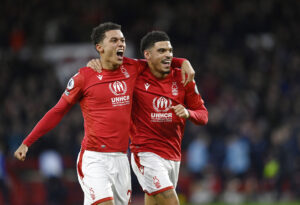 Brennan Johnson sender Nottingham Forest på sejrskurs mod Leicester.