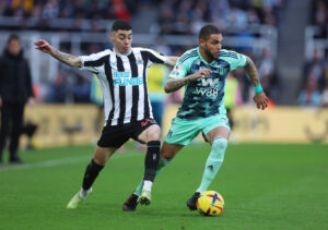 Newcastles Almiron og Fulhams Kurszawa i Premier League-kamp.