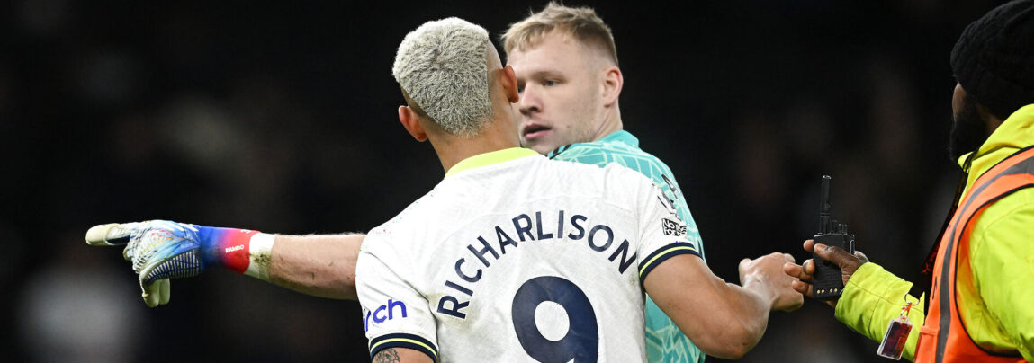 Tottenhams Richarlison er ikke tilfreds med Arsenal-målmand Aaron Ramsdales opførsel efter de to klubbers møde søndag.