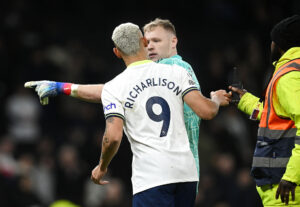 Tottenhams Richarlison er ikke tilfreds med Arsenal-målmand Aaron Ramsdales opførsel efter de to klubbers møde søndag.