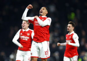 William Saliba føler sig ikke presset over Arsenals favoritværdighed til at vinde Premier League.