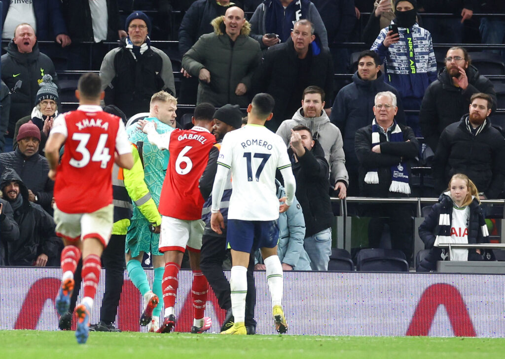 Tumult efter slutfløjt i Premier League-kampen mellem Arsenal og Tottenham.