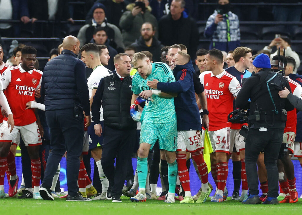 Tottenham vil give karantæne til den fan, der søndag sparkede Arsenal-målmand Aaron Ramsdale i ryggen efter Premier League-nederlaget.