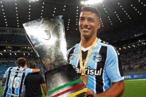 Uruguayanske Luis Suarez leverede en vanvittig debut for brasilianske Gremio, hvor han scorede hattrick og vandt en pokal.