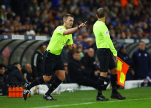 Man kan fremover høre dommernes kommunikation i forbindelse med VAR-situationer.