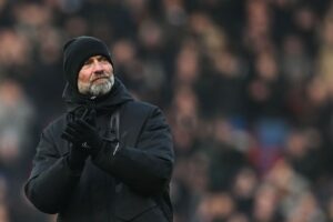 Jürgen Klopp er glad for, at hans kamp nummer 1000 ikke endte med ligeså skidt et udfald som Arsene Wengers.