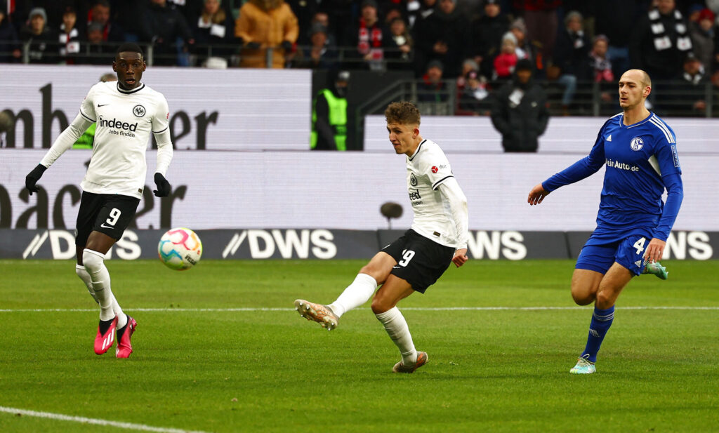 Jesper Lindstrøm scorer et flot mål for Frankfurt mod Schalke 04 i Bundesligaen.