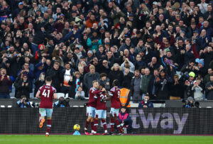 Jarrod Bowen gør sig til dobbelt målscorer mod Everton i Premier League.