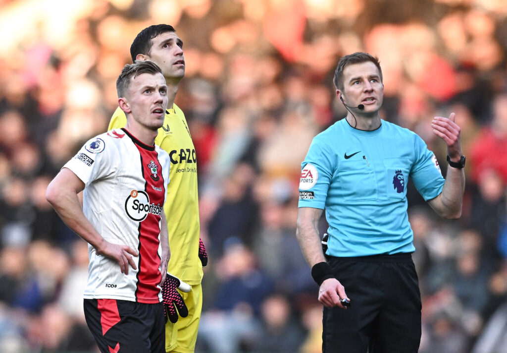 En drone afbrød Premier League-kampen mellem Southampton og Aston Villa.