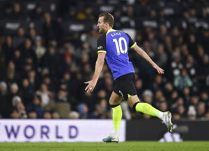 Harry Kane scorer til 1-0 mod Fulham i Premier League.