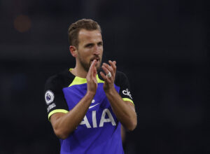 Tottenhams medrejsende fans havde en sjov hyldest klar, da Harry kane tangerede rekorden for flest mål i klubben.