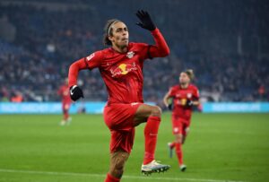 Yussuf Poulsen scorede sit første mål i sæsonen, da RB Leipzig vandt 6-1 over Schalke 04.