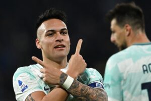 Argentinske Lautaro Martinez scorede begge mål for Inter, da de lørdag aften slog Serie A-bundproppen Cremonese.