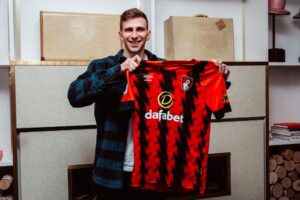 Premier League-klubben Bournemouth har købt ukrainske Illia Zabarnyi i Dynamo Kyiv.