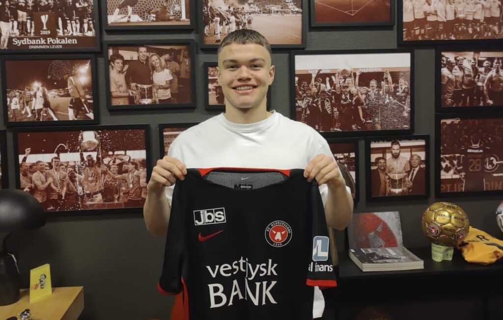 Victor Bak forlænger med FC Midtjylland.