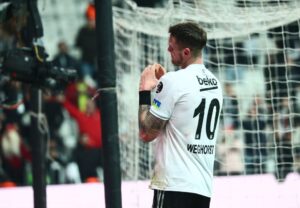 Wout Weghorst scorede for Besiktas lørdag aften, efter scoringen sagde han farvel til de tyrkiske fans. Han rygtes til Manchester United.