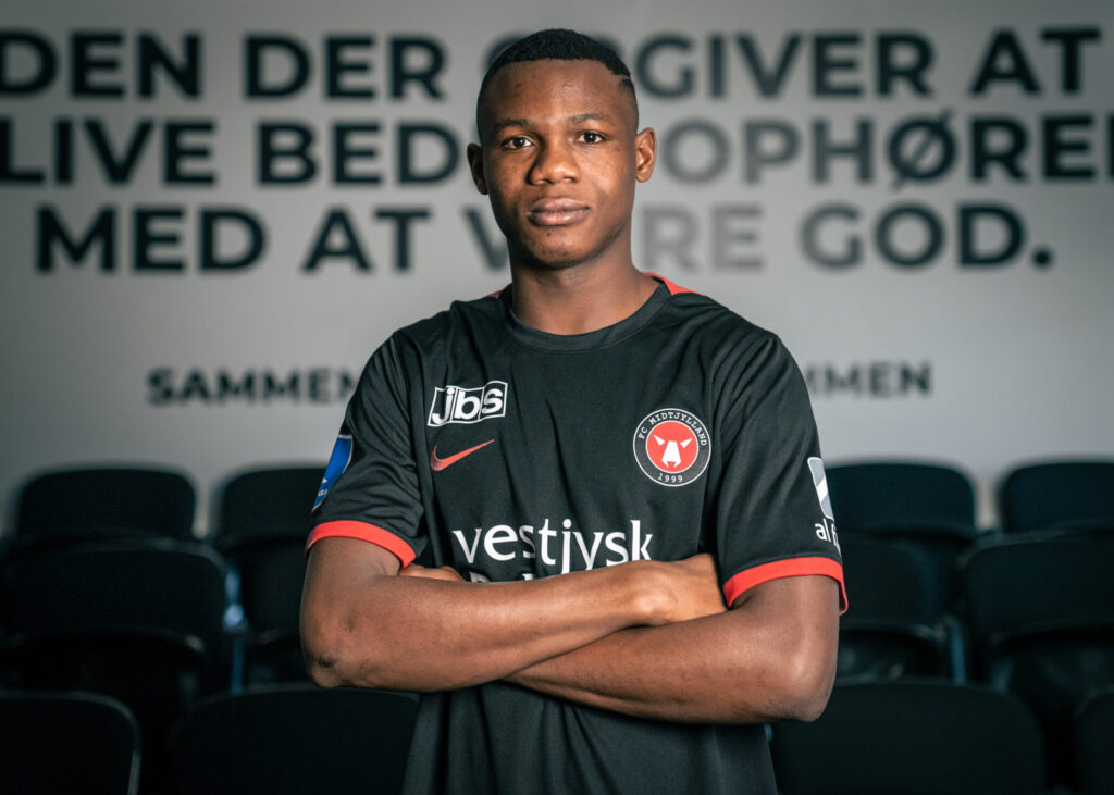 FC Midtjylland har forlænget kontrakten med den blot 18-årige nigerianske midtbanespiller Jamiu Musbaudeen.