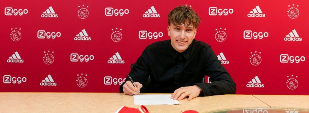 Amsterdamklubben Ajax har skrevet kontrakt med den blot 17-årige belgier Mika Godts.