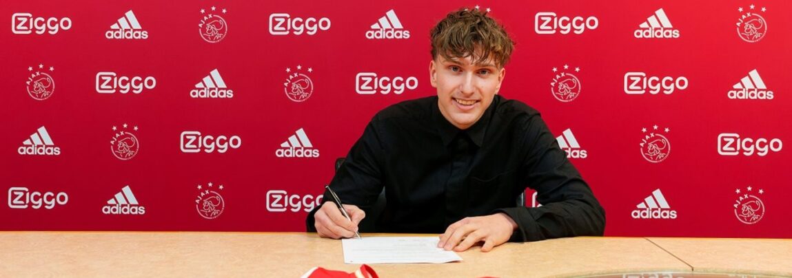 Amsterdamklubben Ajax har skrevet kontrakt med den blot 17-årige belgier Mika Godts.