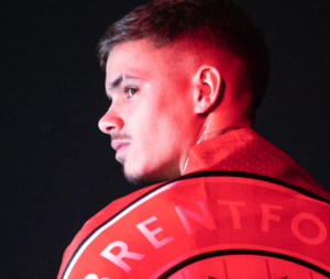 David Beckhams søn, Romeo Beckham, skal det næste halve år tørne ud for Brentford, der har hentet den 20-årige på en lejeaftale.