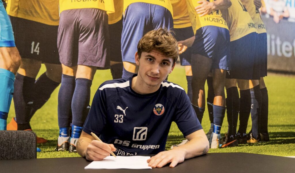 Hobro Ik har søndag forlænget kontrakten med den unge midtbanespiller Mads Freundlich, der nu er at finde i klubben til 2026.