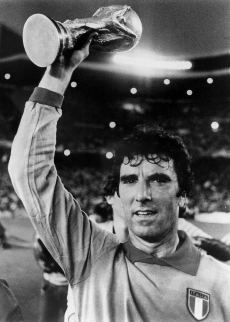 Dino Zoff med VM-trofæet.