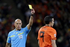 Howard Webb, der i dag er formand for PGMOL - det engelske dommerforbund, har indkaldt til møde efter to store VAR-fejl i weekendens Premier League.