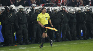 En tysk linjedommer fik en bold lige i hovedet i kampen mellem Frankfurt og Hertha BSC.