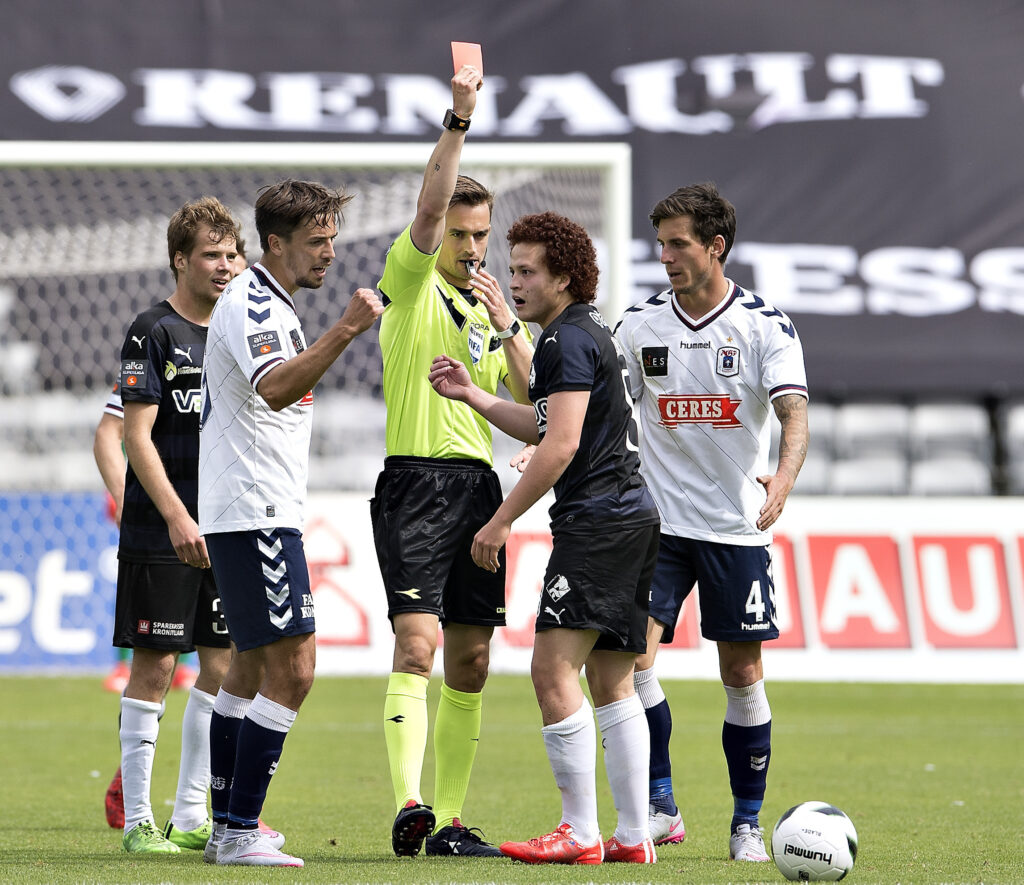 Kenn Hansen kritiserer DBU's beslutning om udenlandske dommere i Superligaen.