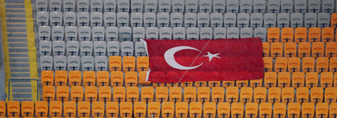 En tyrkisk målmand er omkommet efter jordskælvet i Tyrkiet.