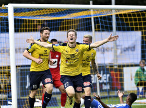 En knæskade har tvunget Mads Hvilsom til et tidligt karrierestop, og nu skal han til at finde ud af, hvad han er, når han ikke længere er fodboldspiller.