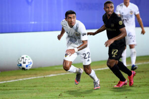 FC Barcelona henter Julian Araujo i LA Galaxy.