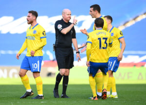 Lee Mason er færdig som dommer i Premier League.