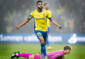 Anis Ben Slimane tilslutter sig resten af Brøndby-spillerne senere på træningslejren i Portugal.