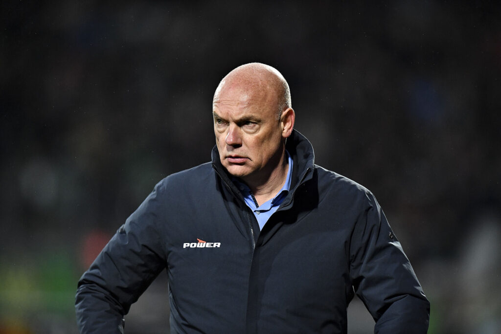 Uwe Rösler var ikke glad for forholdene under stormen i Aalborg fredag.