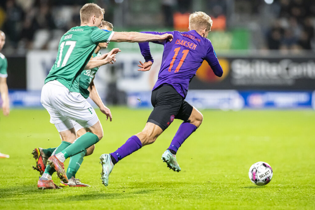 Gustav Isaksens hattrick sikrede FC Midtjylland en storsejr i Superliga-kampen mod Viborg.