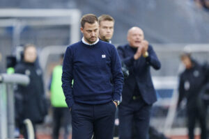 F.C. København-træner Jacob Neestrup mener, at man et eller andet sted må være favorit med så stort et forspring.