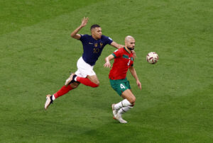 Sofyan Amrabat i kamp om bolden med Kylian Mbappe.