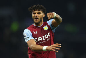 Tyrone Mings forlænger med Aston Villa.