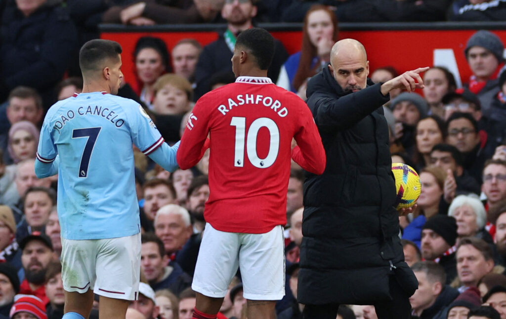 Manchester City manager Pep Guardiola stikker til Manchester United efter de søndag vandt Carabao Cuppen.