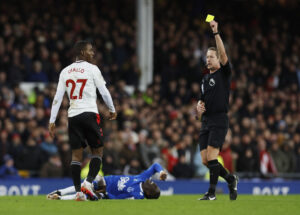 Det bliver alligevel ikke dommeren John Brooks, der får VAR-ansvaret i kampene mellem Liverpool og Everton samt Arsenal og Manchester CIty.