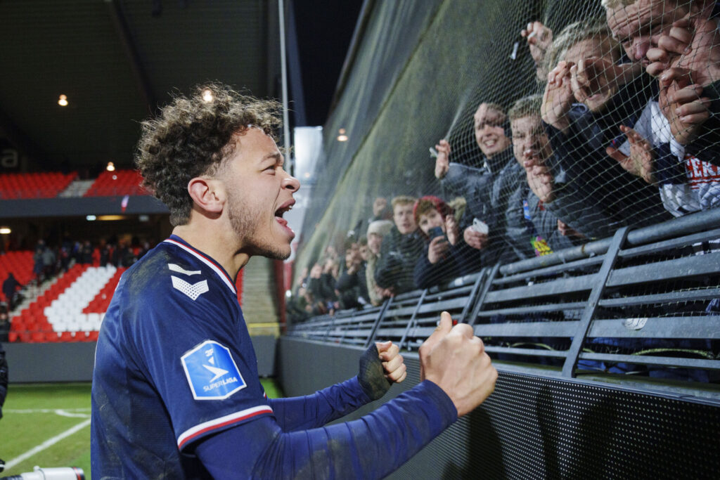 Mikael Anderson scorede direkte på hjørnespark mod AaB.