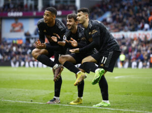 Arsenal sikrede sig sejren over Aston Villa i tillægstiden.