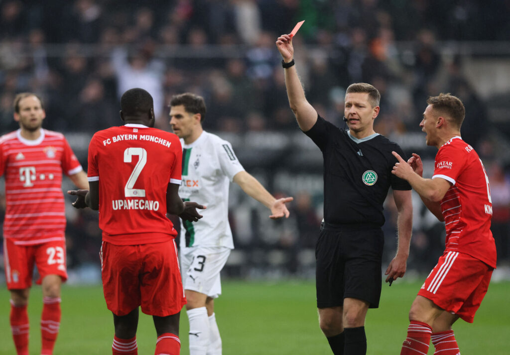 Upamecano fik rødt kort, da Bayern München tabte til Mönchengladbach.