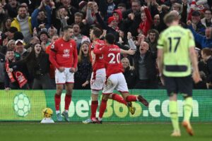 Chris Wood sikrer et point for Forest mod City.